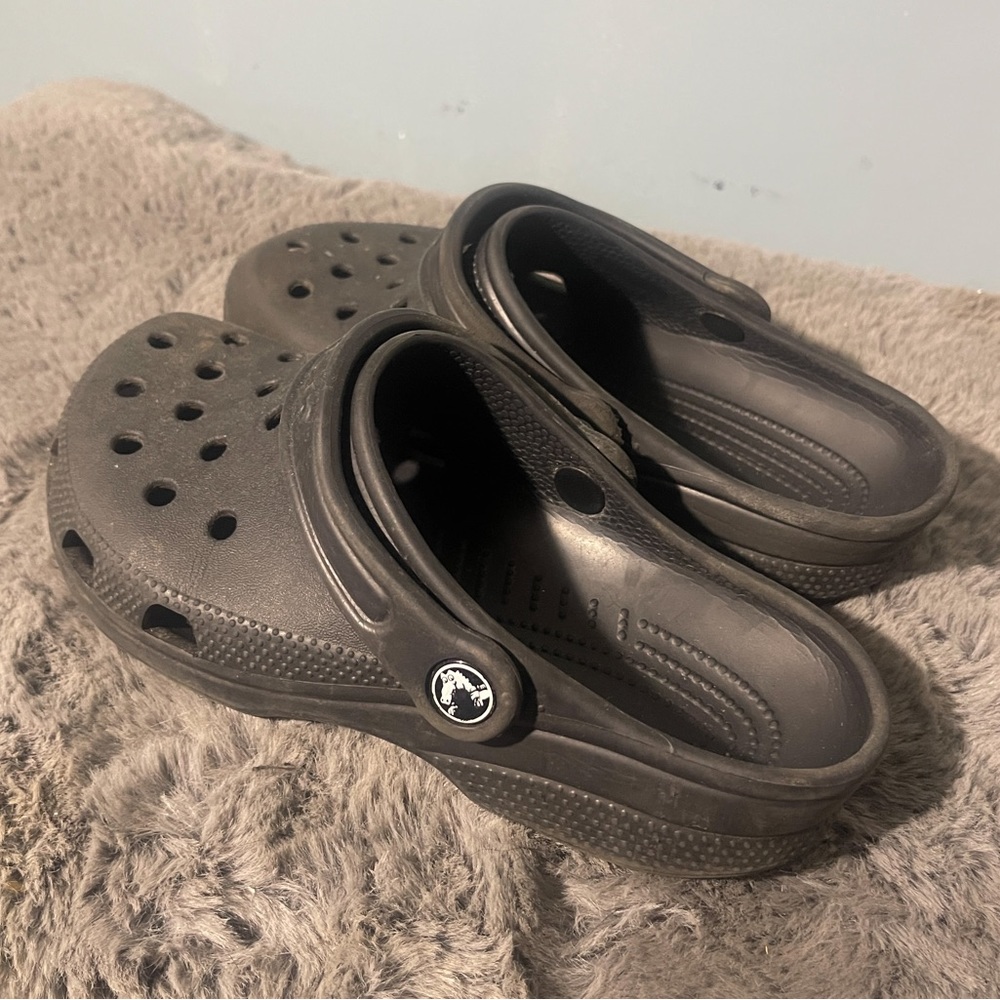Black CROCS Women’s 7 Men’s 5